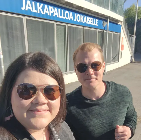 Emmi ja Severi Helsingissä Palloliiton toimistolla